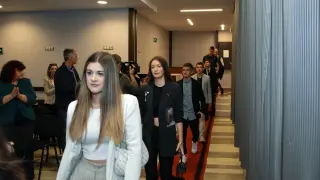Ученици от Етрополе минаха по червения килим за премиерата на филмите си