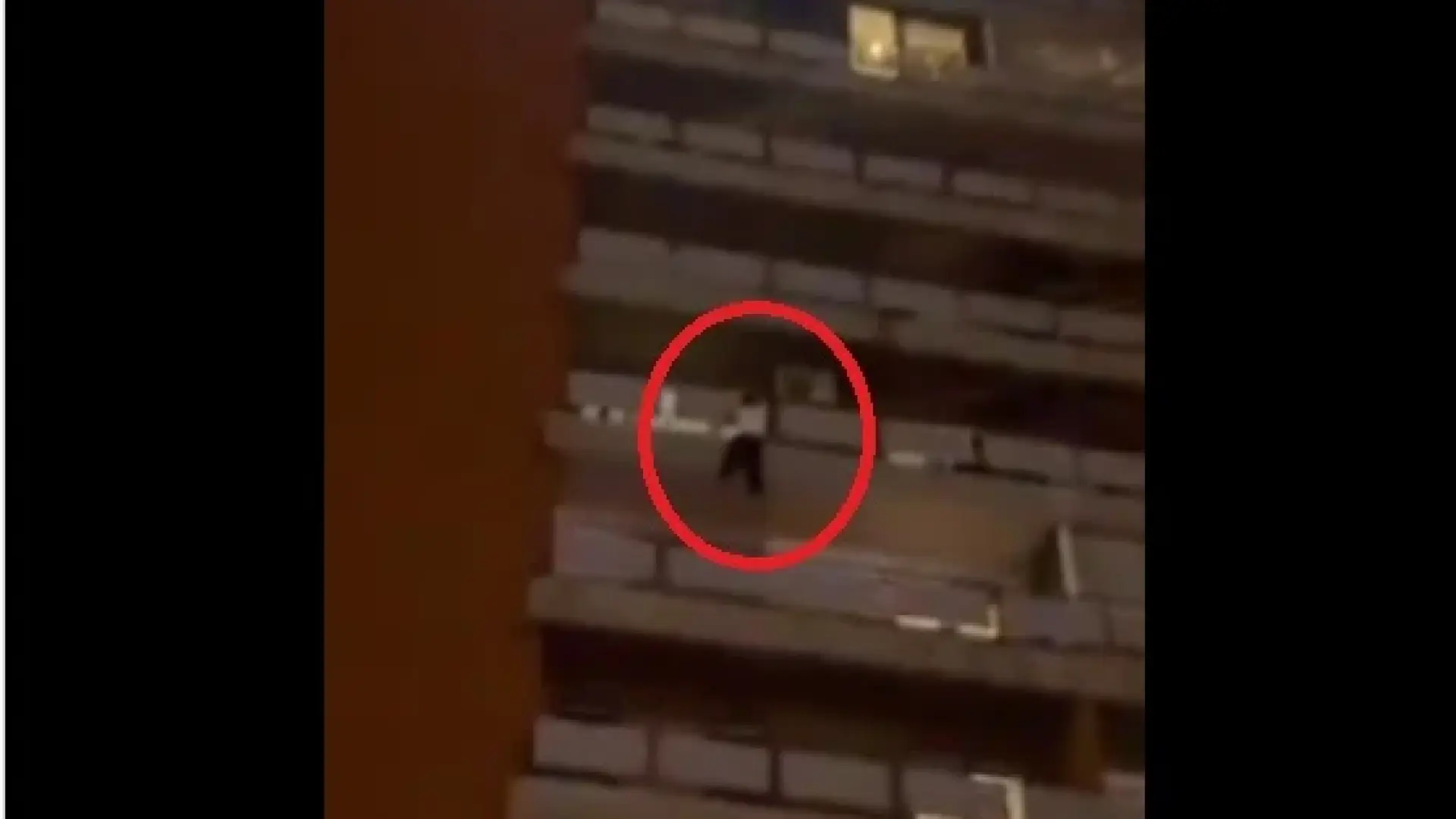 Балканска лудост: Пишман любовник виси по парапетите на блок, прескача терасите! ВИДЕО 18+