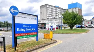 20-г. нашенка се престори на доктор в лондонска болница, грабна спринцовката и... СНИМКА