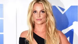 Бритни Спиърс се разголи в ярък бански на яхта ВИДЕО 18+