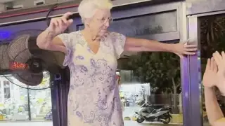 Когато баба се качи на масата, целият бар изпадна в екстаз ВИДЕО