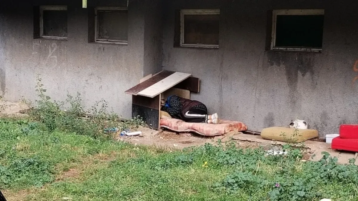 Тази жена тъне в мизерия във Враца, местните разказват ужасни неща за нея