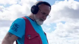 Струва голяма сума: Мъж намери рядка монета в поле след 20 години търсене СНИМКИ