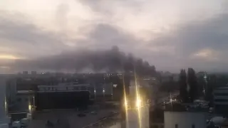 Огнен ад в София, небето почерня от черен дим!