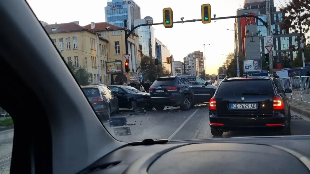 Зверско меле блокира София, кола влетя с бясна скорост на кръстовище и... СНИМКИ
