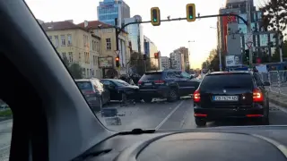 Зверско меле блокира София, кола влетя с бясна скорост на кръстовище и... СНИМКИ