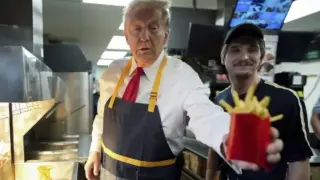 Тръмп шокира света! Започна работа в McDonald's ВИДЕО