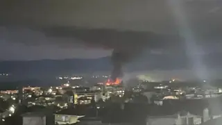 Извънредно: Голям пожар в Карнобат, гори завод за ядки