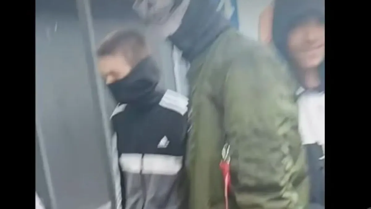 Шок във Варна! Маскирани хлапаци нападат хора посред бял ден ВИДЕО
