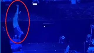 Мега звезда пак се претрепа на сцената! Потресаващи СНИМКИ и ВИДЕО
