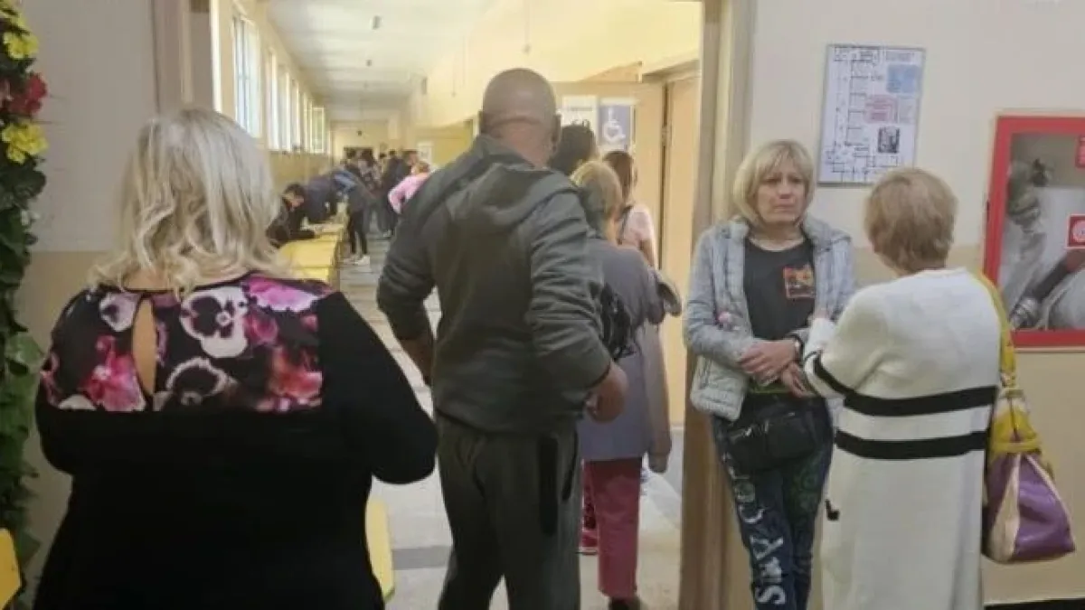 Пловдив се събуди! Главната се пръска по шевовете, хора прииждат към урните СНИМКИ