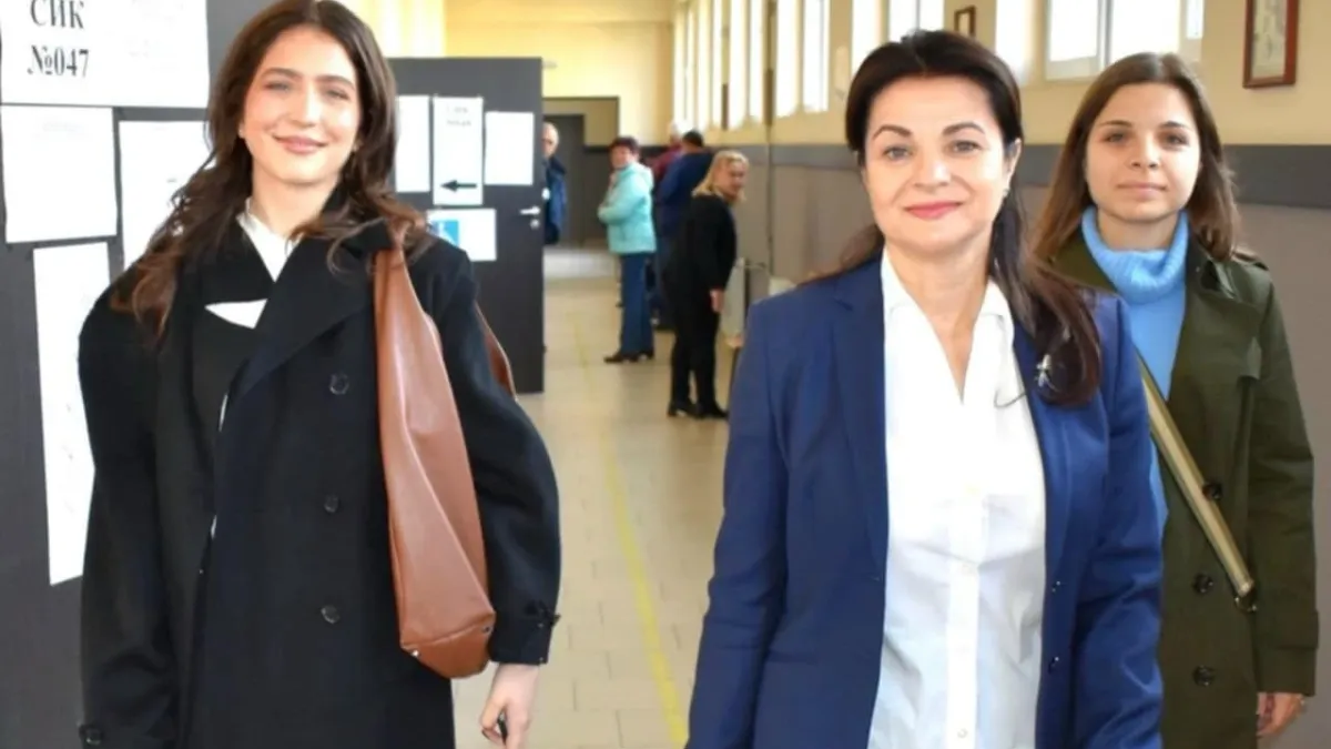 Росица Кирова издаде с кого е отишла да гласува и показа любопитни СНИМКИ