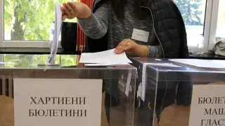 Първи резултати от частичния вот в София: Избирателната активност копае дъното
