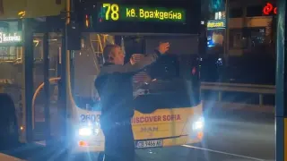 Кошмарна катастрофа в София: 2-етажен автобус се заби във... СНИМКИ