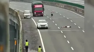 Девойка легна на пътя да се самоубива, но вижте какво се случи ВИДЕО