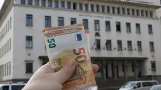 Зловещо: Дяволът ни гледа от евробанкнотите СНИМКИ