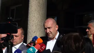 Стана ясно защо Радев мотае връчването на първия мандат!