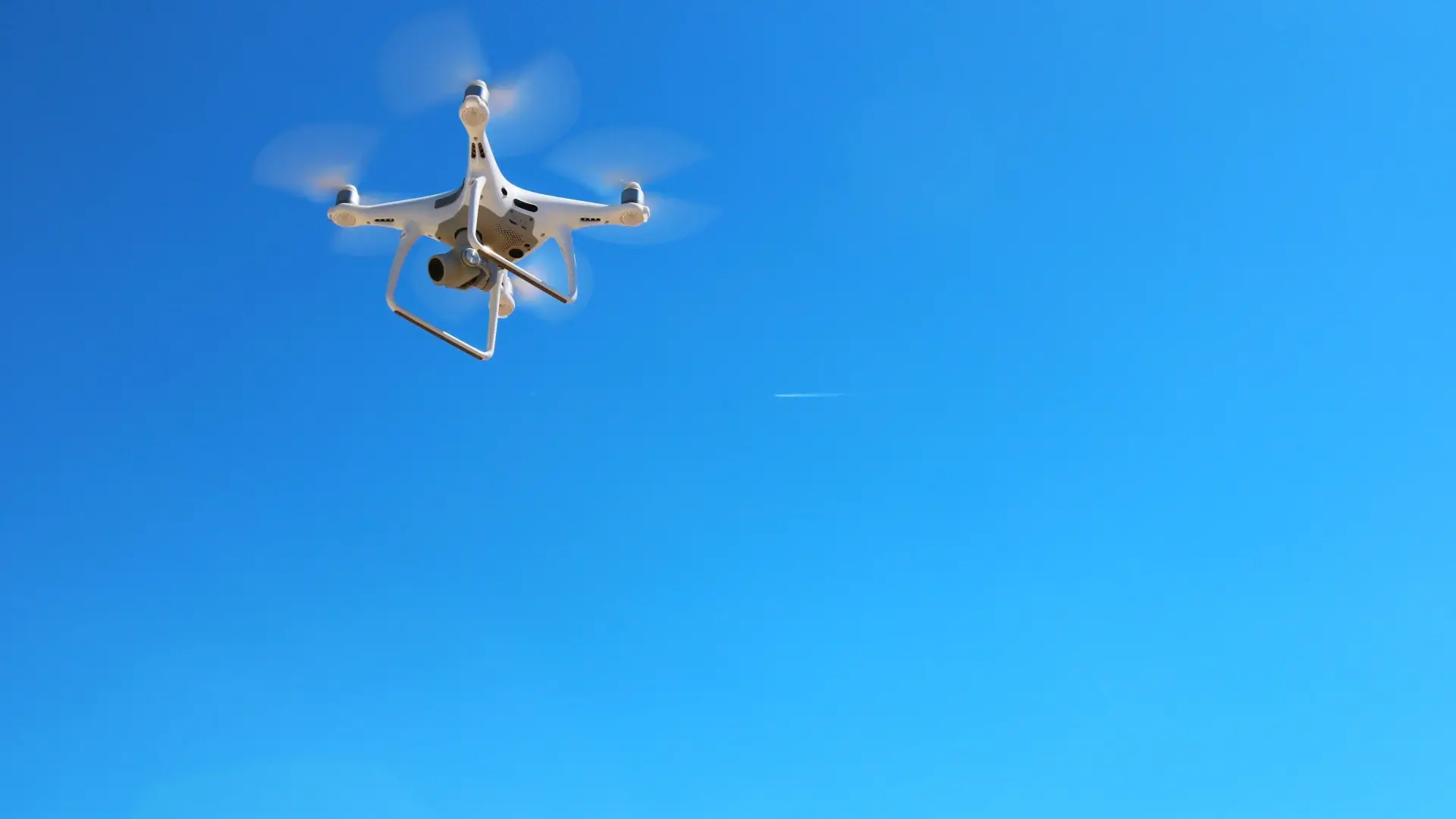 Какво се случва? Дронове започват да хвърчат из цяла София