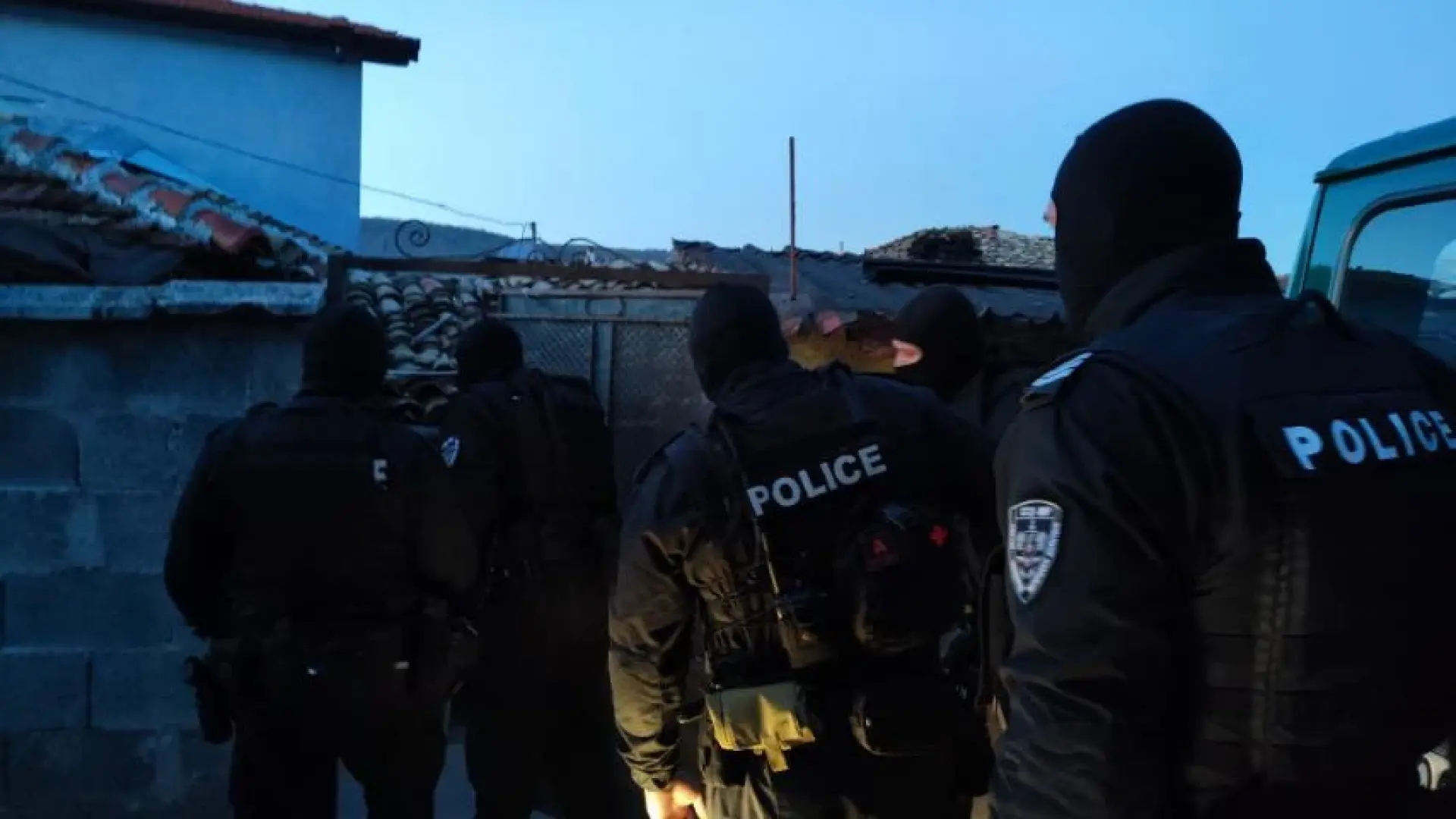 Полиция влезе в Столипиново! Тарашат адреси заради два смъртни случая