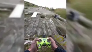Мъж показа невероятни умения за пилотиране на дрон ВИДЕО