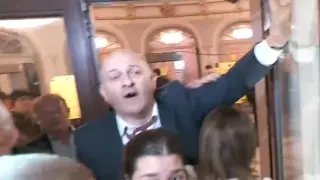 Жега на пъпа на София, недоволни щурмуваха Народния театър заради Малкович ВИДЕО 