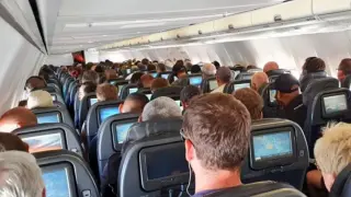 Мъж бе смазан от бой от други пътници в самолет, а причината е ужасяваща СНИМКИ 18+