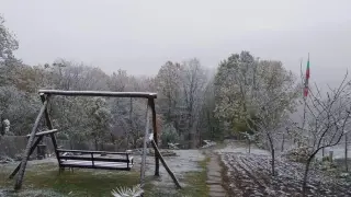 Първият сняг заваля! Ето къде в България зимата вече дойде СНИМКИ и ВИДЕО