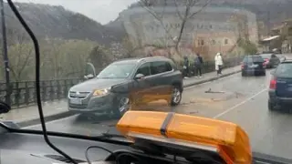 Извънредна ситуация под Царевец в Търново, целият път е... СНИМКИ