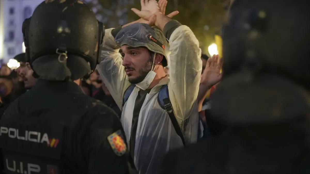 Страшна равносметка: Над 130 хиляди души по улиците, десетки ранени полицаи и... СНИМКИ