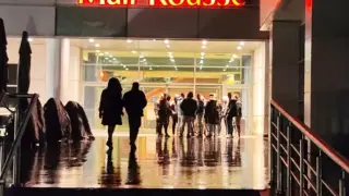 16 деца пищят заседнали в асансьора в мола в Русе