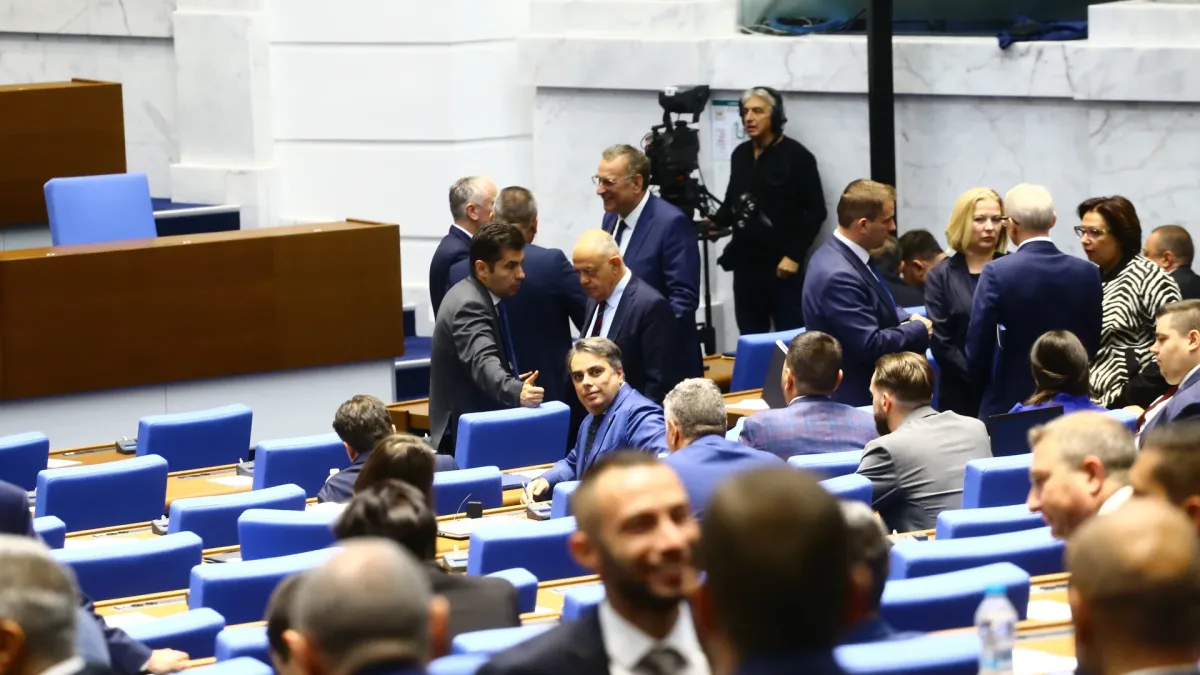 Депутатите играят шменти-капели, правят се на ощипани за...
