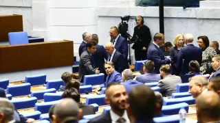 Депутатите играят шменти-капели, правят се на ощипани за...