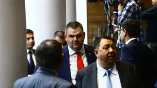 Пеевски смаза ПП-ДБ и Радев: Още са под въздействие на вещества и всичките кешове, които откраднаха! БЛИЦ Live