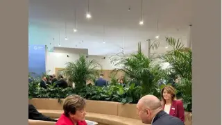 Румен Радев опасно близо до известна чужда жена, докато Деси... СНИМКА