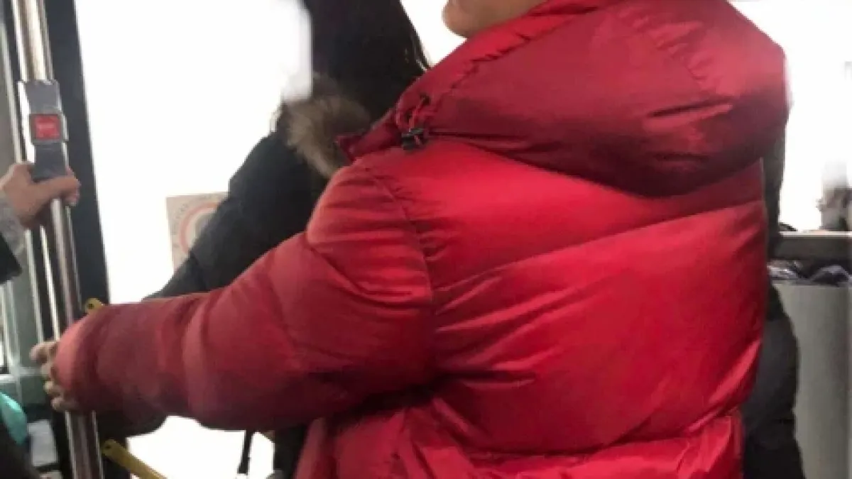 Внимавайте! Тази жена преджобва пътниците в градския транспорт СНИМКИ