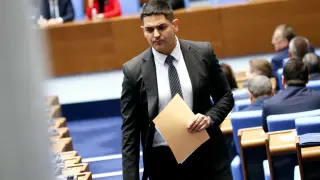 Радостин Василев съвсем изплиска легена: Ще съди експиарката на Промяната, а Лена била най-леката жена в НС