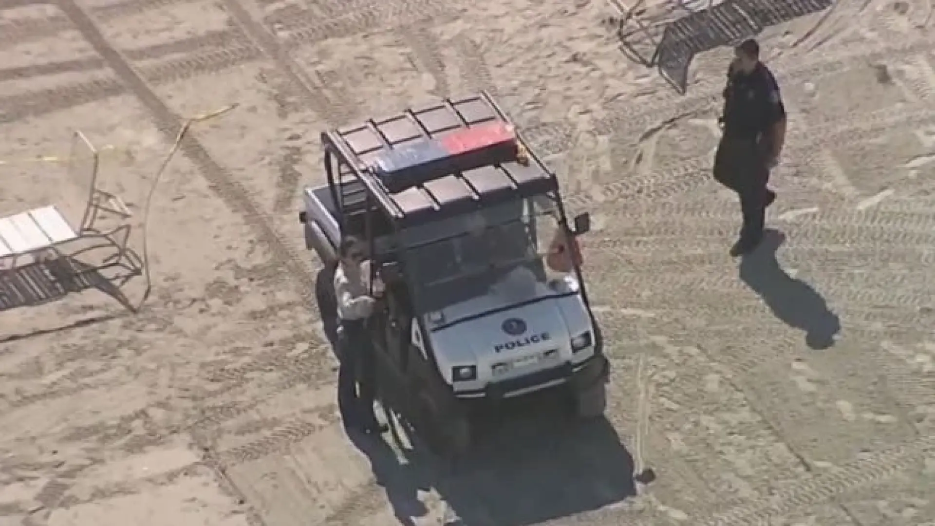 Човешка глава изплува на плаж, където играят деца СНИМКИ