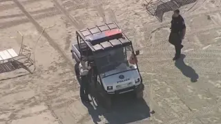 Човешка глава изплува на плаж, където играят деца СНИМКИ