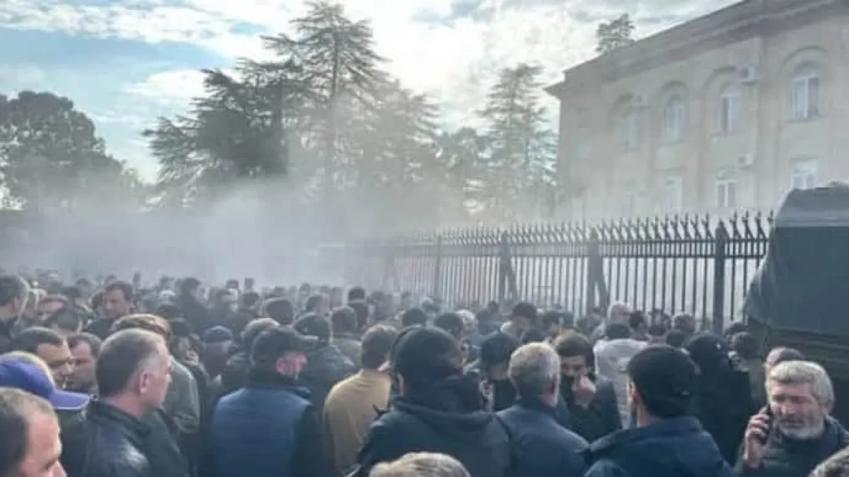 Протестиращи превзеха парламента във... ВИДЕО