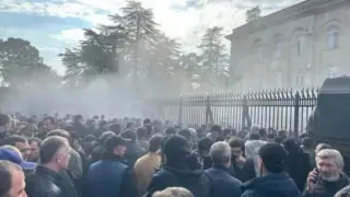 Протестиращи превзеха парламента във... ВИДЕО