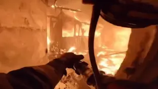 Впечатляващо: Пожарникар показа от първо лице как гаси пожар ВИДЕО