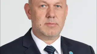 Слави Трифонов направи бодигарда си депутат СНИМКИ