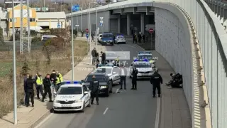 Първи СНИМКИ от екшъна с мигранти на входа на София 