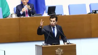 ПП-ДБ и ГЕРБ се хванаха за гушата, засрамиха и закопаха жестоко Кирил Петков