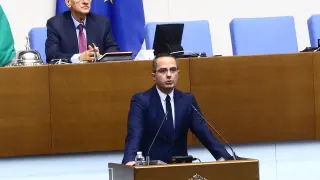 "Възраждане" с цирк в НС, изгавриха се с нежно острие на ПП-ДБ: Жалка си!