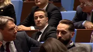 Божанков се изказа и НС пламна: "Вие сте маймуна с бомба", "малка госпожичка", Петков го взел, за да...