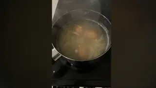 Мъж показа начин за пестене на време в кухнята и мрежата кипна