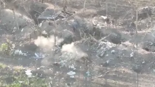 Боец от ВСУ, облечен в тениска, сам отблъсна атаката на шестима екипирани руснаци ВИДЕО