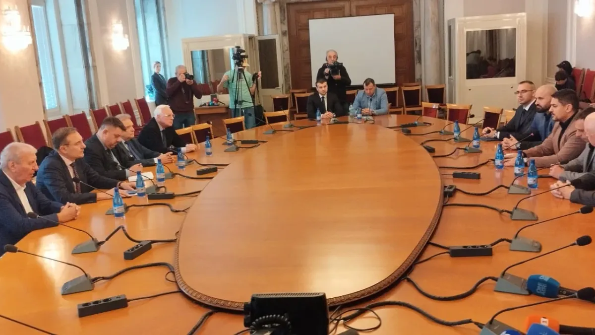 Зафиров след срещата с „Възраждане“ и МЕЧ:  Няма да слагаме граници, но търпението се изчерпва