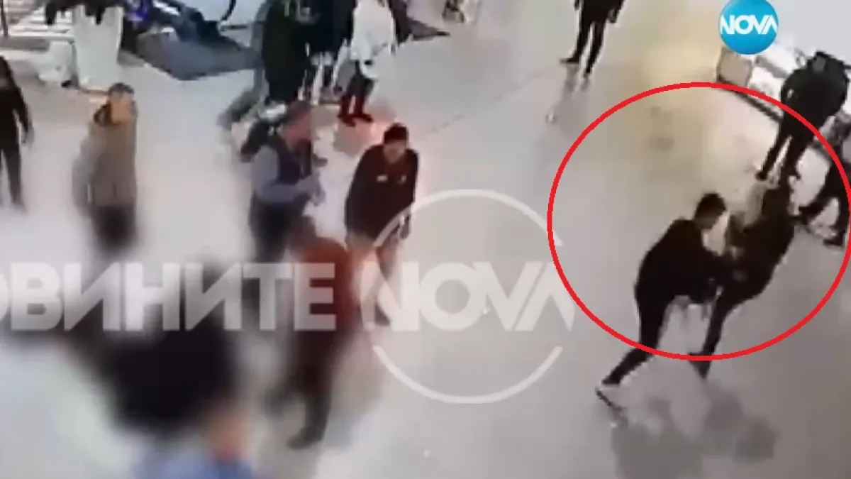 Чиста агресия: Брутално ВИДЕО 18+ от нападението на 3 младежи в мол в София